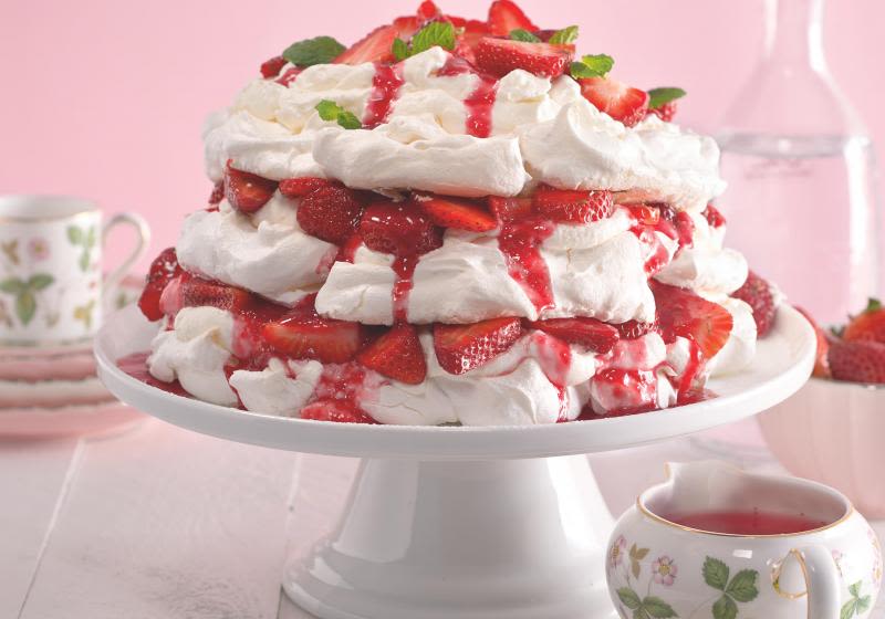 Třípatrová pavlova s jahodami